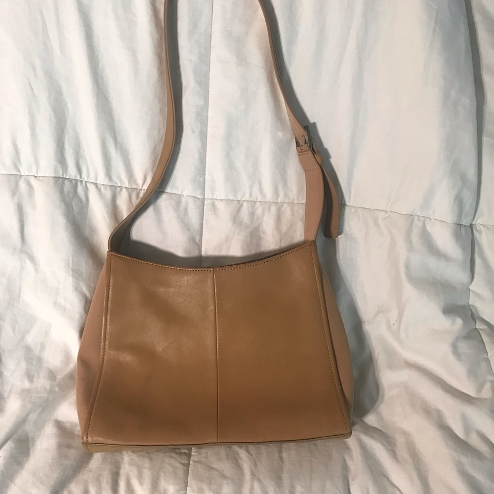 Nine West Tan Colored Leather Handbag. Zippered Entry.